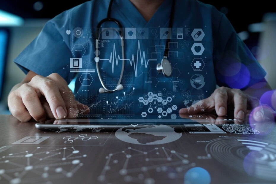 Médico usando HealthTech